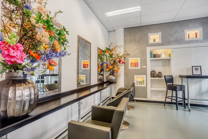 De salon met de stucwand en de nissen met producten